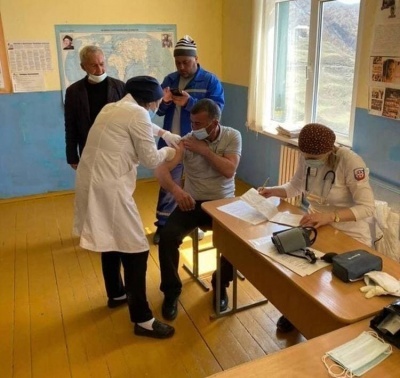 В с. Нахада выездная бригада медиков ЦРБ Бежтинского участка вакцинировала желающих от COVID-19
