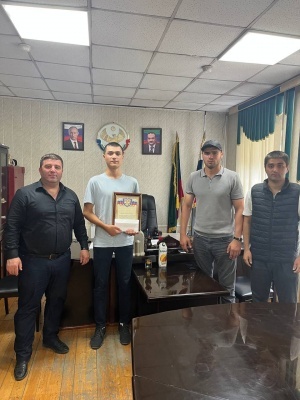 Глава Бежтинского участка Шамиль Арадахов встретился с выпускником 100-бальником по ЕГЭ