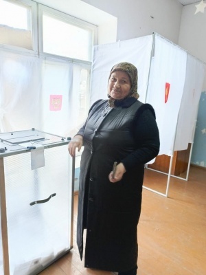 Мать участника СВО Жанна Малачиева из села Хашархота проголосовала на выборах Президента РФ