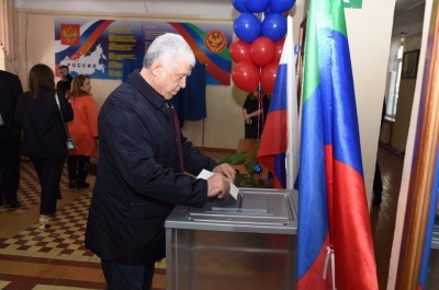 Председатель Народного Собрания Республики Дагестан проголосовал на избирательном участке №1004 в СОШ №33 в Махачкале