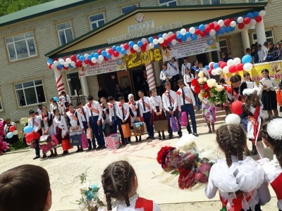 Школьники Бежтинского участка отметили свой выпускной
