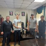Глава Бежтинского участка Шамиль Арадахов встретился с выпускником 100-бальником по ЕГЭ