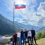 Молодёжь Бежтинского участка развернула триколор на вершине горы