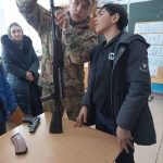 Для активистов Движения Первых первичного отделения «Хашархотинская СОШ им Иманова Р.И.» представитель погранзаставы провел мастер-класс по сборке и разборке оружия