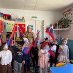 Гордо реет Российский триколор