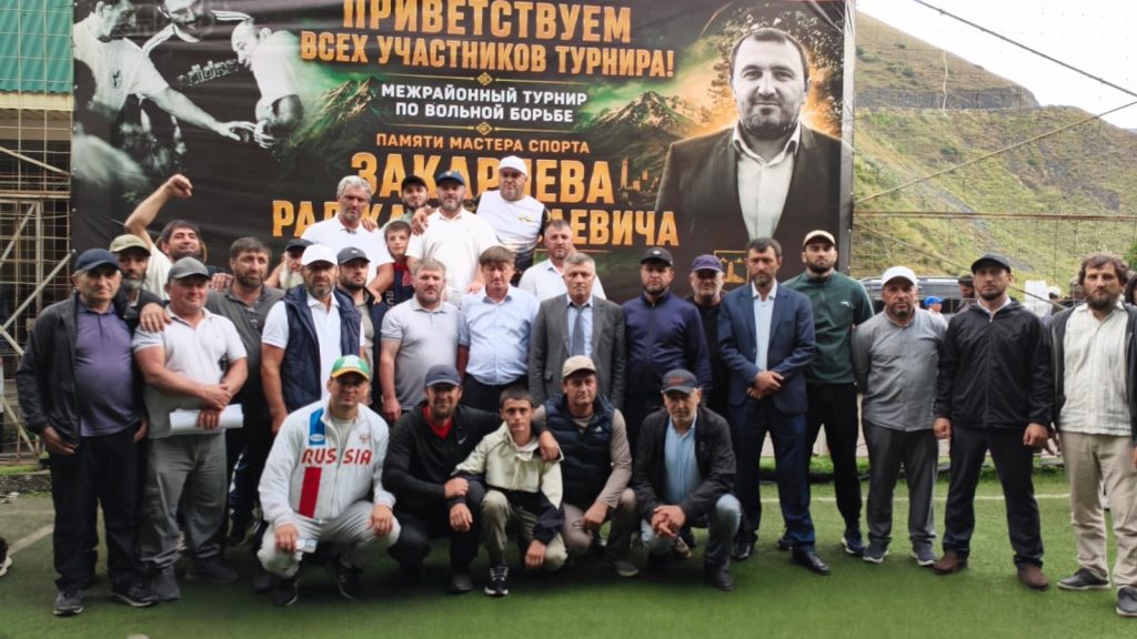 ГЛАВА БЕЖТИНСКОГО УЧАСТКА ШАМИЛЬ АРАДАХОВ ПРИНЯЛ УЧАСТИЕ В ТУРНИРЕ ПО ВОЛЬНОЙ БОРЬБЕ В ЦУНТИНСКОМ РАЙОНЕ