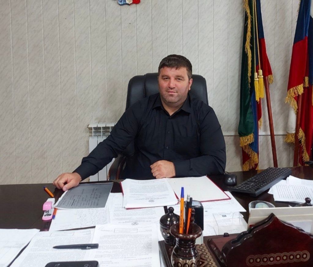 Поздравления главы МО «Бежтинский участок Шамиля Арадахова с Днем учителя.